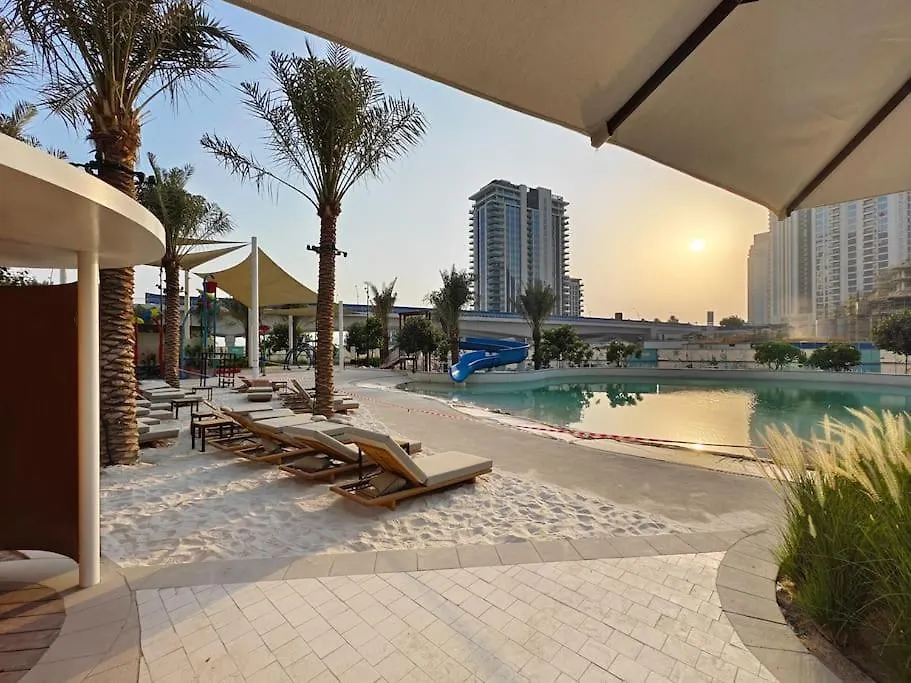 Coastal Charm Casita : 1Br Creek Beach Elegance Dubai Apartment