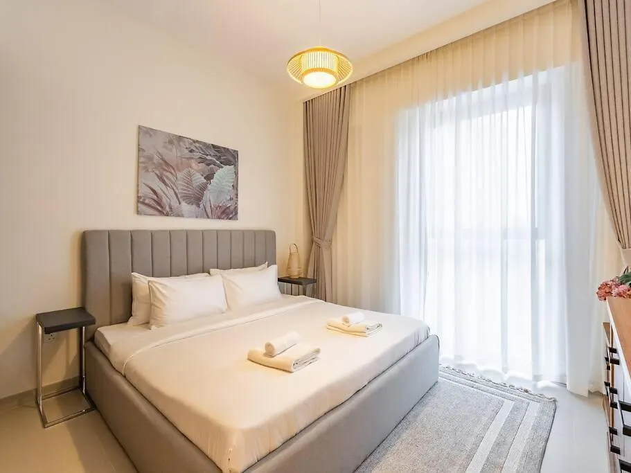 Coastal Charm Casita : 1Br Creek Beach Elegance Dubai