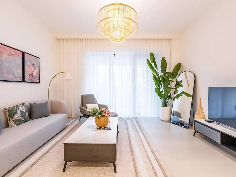 Coastal Charm Casita : 1Br Creek Beach Elegance Dubai Apartment