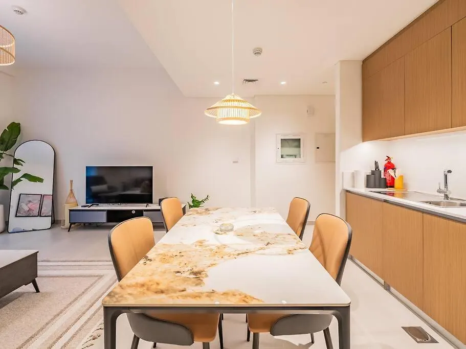 Coastal Charm Casita : 1Br Creek Beach Elegance Dubai