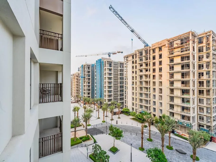 Coastal Charm Casita : 1Br Creek Beach Elegance Dubai Apartment